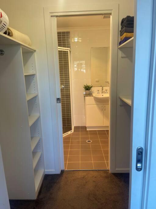 Ferienwohnung Qbn Cracker: 2Br, 2Ba, 2 Secure B/ Ment Car Parks Queanbeyan Exterior foto