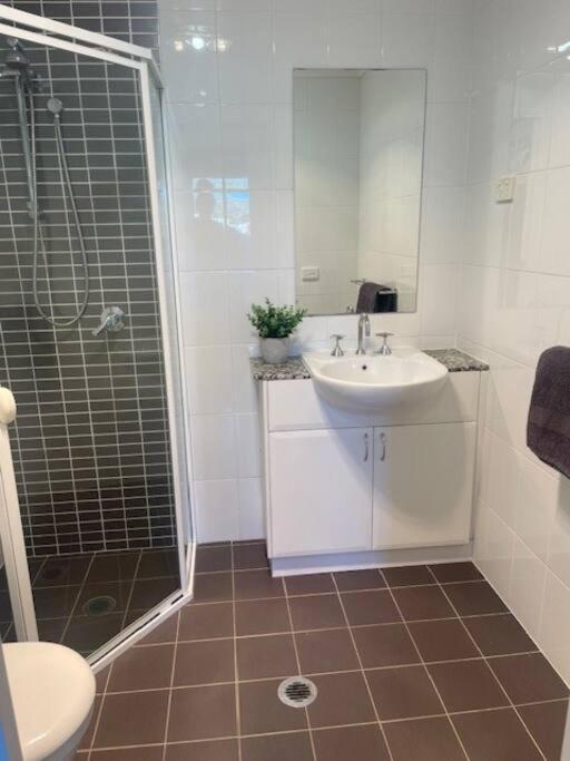 Ferienwohnung Qbn Cracker: 2Br, 2Ba, 2 Secure B/ Ment Car Parks Queanbeyan Exterior foto
